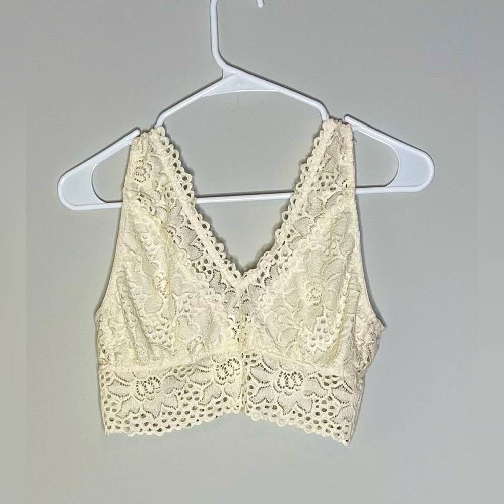 ⬇️ Altar'd State beautiful cream bralette Size Large